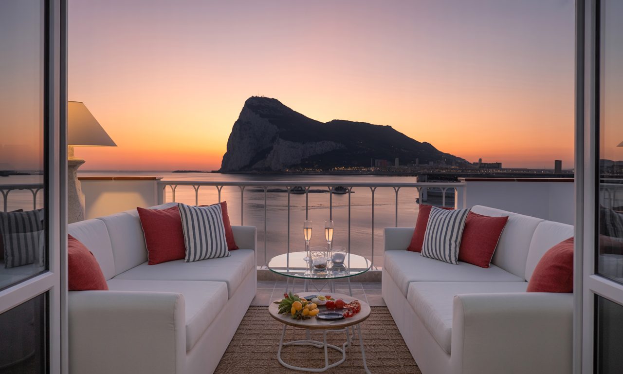 découvrez gibraltar le temps d'un week-end en couple, une escapade insolite mêlant histoire, paysages spectaculaires et ambiance romantique. explorez des sites emblématiques, savourez une cuisine locale délicieuse et créez des souvenirs inoubliables.